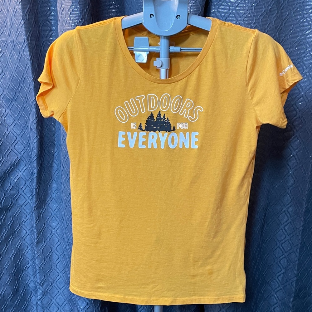 “ outdoors is for everyone “ 
Women yellow t shirt
Columbia size large